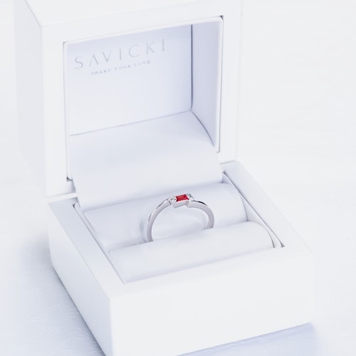 Pierścionek zaręczynowy SAVICKI: białe złoto, rubin, diamenty